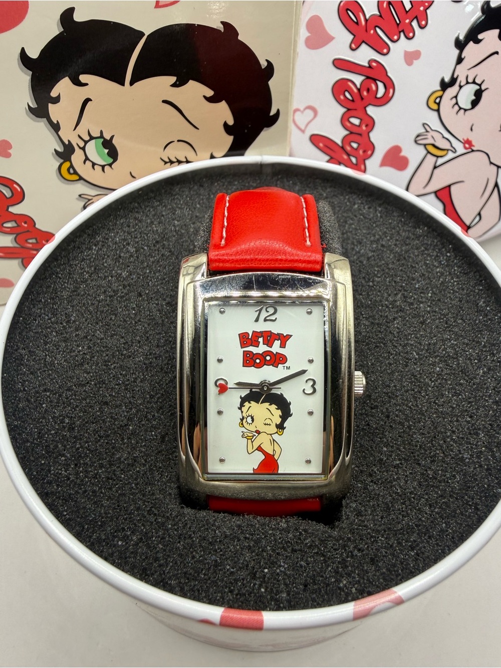 Betty Boop Here's a Kiss Red Band Watch 2005 Avon with Tin & Box (New Battery) - Picture 3 of 12